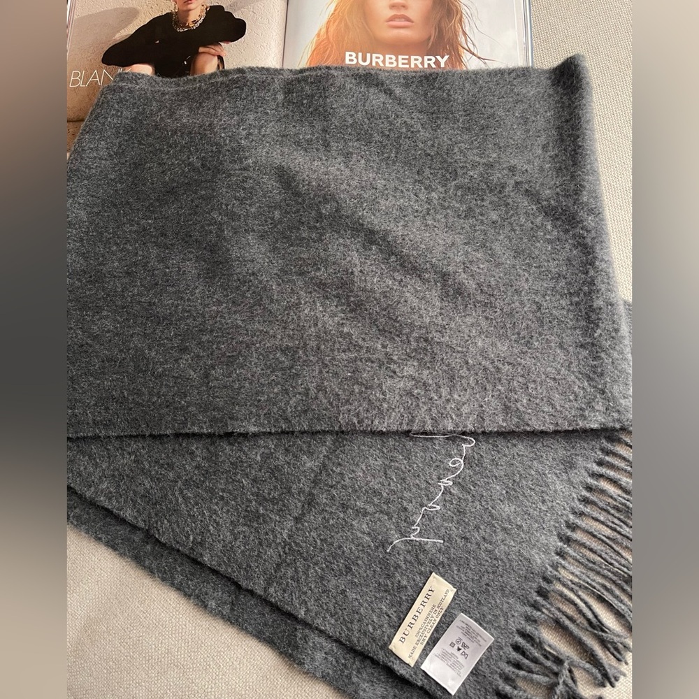 Burberry Solid Cursive Logo 100% Cashmere Scarf In Medium Gray Size 12”x 74” - Picture 7 of 9